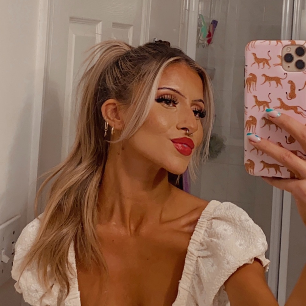 Welcome to my closet 🤎🤎